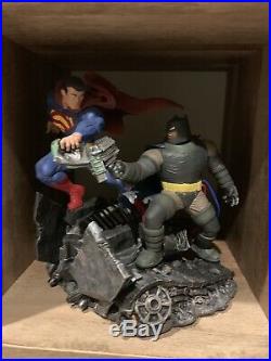DC Collectibles The Dark Knight Returns Batman Superman Statue