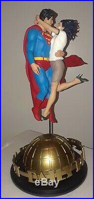 DC Colletibles Designer Series Superman & Lois Lane by Gary Frank Statue 0408