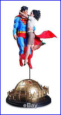 DC Comics Superman & Lois Lane Designer Series Statue By Gary Frank