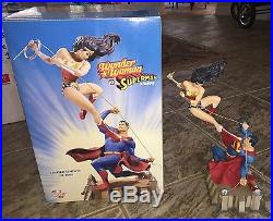 DC DIRECT VERY LIMITED EDITION WONDER WOMAN VS SUPERMAN STATUE #1298/2000 Large