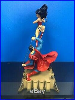 DC Direct 2007 Wonder Woman vs Superman Statue 43/2000 (14.5 Tall)